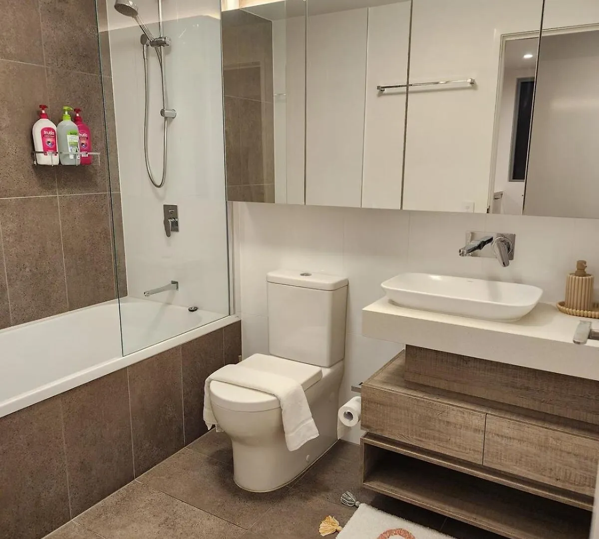 Luxury 2 Bedroom Apt Near South Bank With Free Car Park, Pool, City Views And Sofa Bed Brisbane Australia