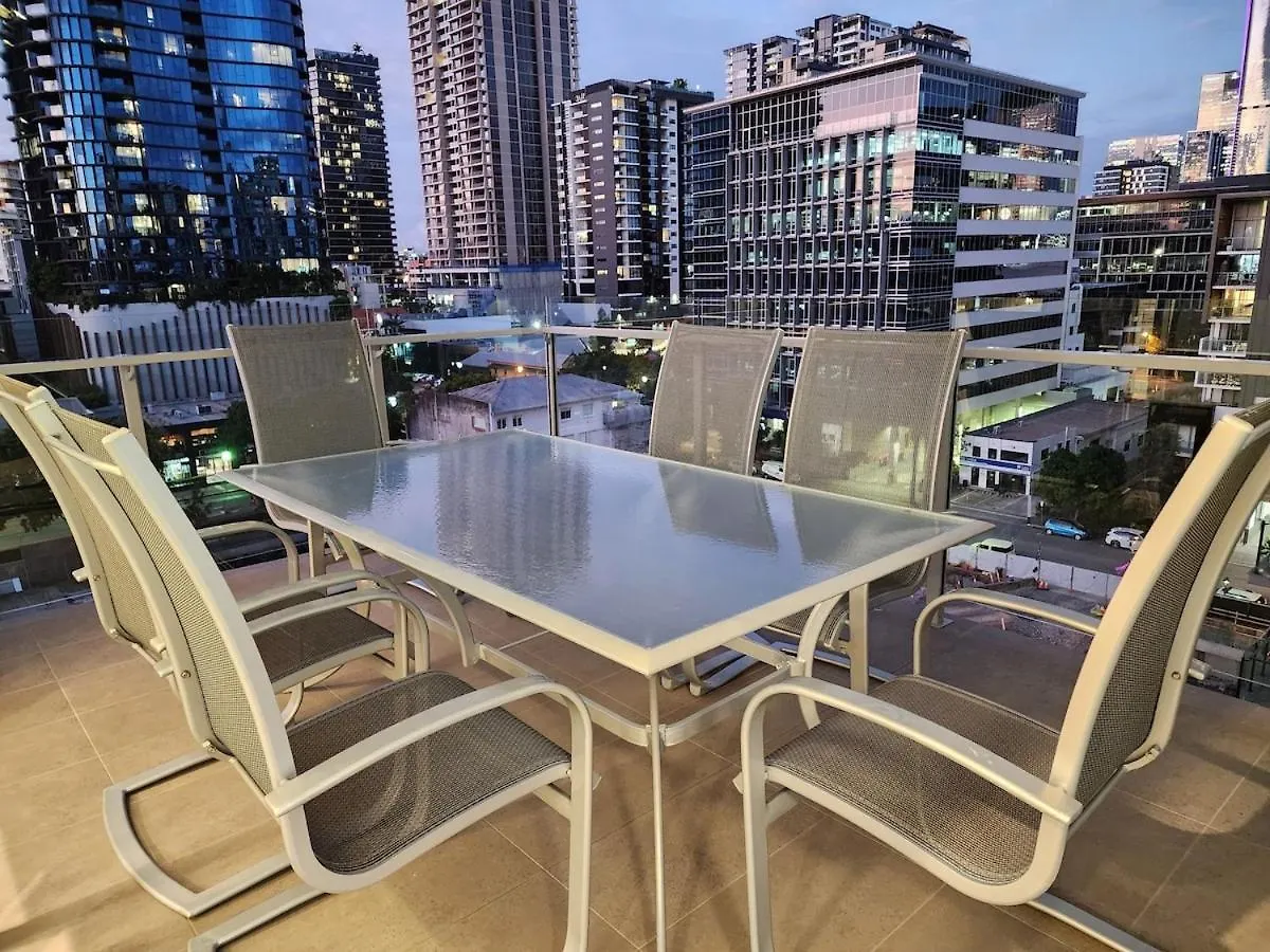 Luxury 2 Bedroom Apt Near South Bank With Free Car Park, Pool, City Views And Sofa Bed Brisbane Apartment