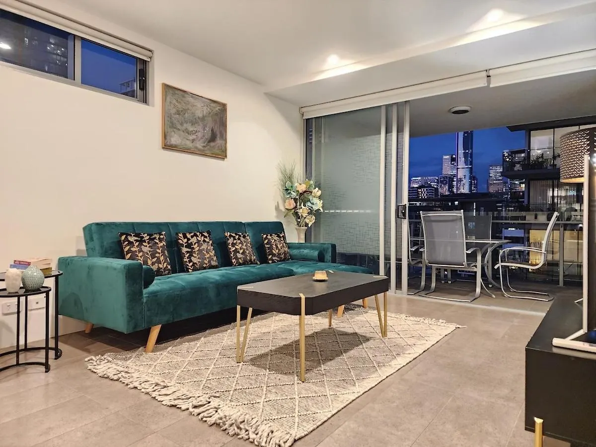 Luxury 2 Bedroom Apt Near South Bank With Free Car Park, Pool, City Views And Sofa Bed Brisbane