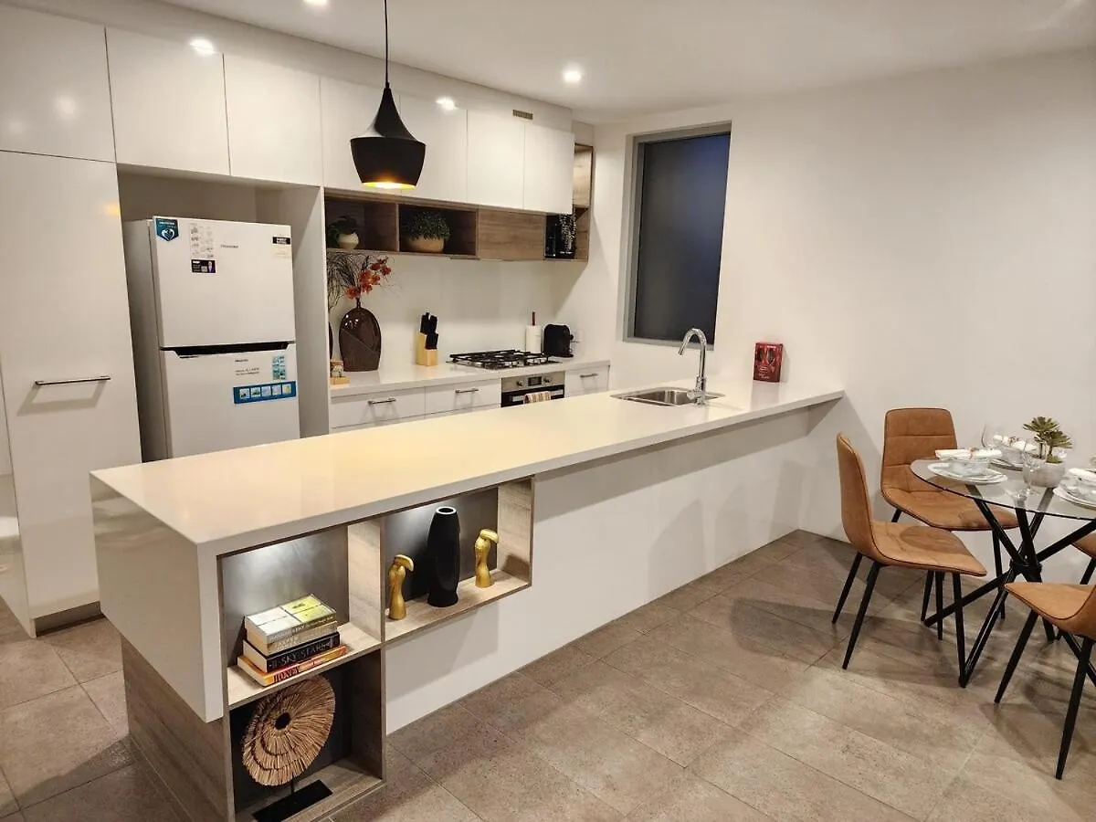 Luxury 2 Bedroom Apt Near South Bank With Free Car Park, Pool, City Views And Sofa Bed Brisbane 0*,